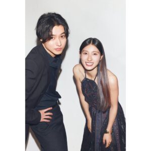 Tao Tsuchiya Instagram - .
こんばんは！
明日からは10月最初の週末、
どんなふうに過ごされますか？
東京の天気はあまり良くないようですが
今年の夏は暑すぎたので
ちょっとホッとする週末になるかも💡
でも
気温差が大きいと風邪もひきやすくなるので
どうか気をつけてください🙏
.
もしかして、この週末に
#Netflix シリーズ
『 #今際の国のアリス 』シーズン３を観てくださるかたも
いらっしゃるでしょうか…🤔
その流れで、もしよかったら
「今際の国のアリス」グッズの第2弾が
既に発売されているので、
どんなグッズがあるか見ていただけたら嬉しいです🙏✨️
.
第1弾は
アリスを演じた #山﨑賢人 くんと
「今つくりたいもの」をそれぞれに企画をして作りましたが、
第2弾は、アリスはアリスらしい視点で
ウサギはウサギらしい視点で
Tシャツと防災セットに取り組みました！
.
私がデザインしたTシャツは、
ウサギの耳を満月に重ねるイメージ🌕🐰✨️
賢人くんがTシャツに描いたウサギと同様
このTシャツのウサギたちの耳も私が描いたのですが、
イメージとしては
一番大きな耳が“おとうさんウサギ”、
次に大きい耳が“おかあさんウサギ”、
一番小さい耳が“あかちゃんウサギ”☺️
なので、あかちゃんウサギの耳の形は
おとうさんウサギとおかあさんウサギの耳の特徴が
ひとつずつ入っています💡
そしてアリスが知能型なので
おとうさんウサギには♦️のマーク。
ウサギは肉体型なので
おかあさんウサギには♠️のマーク。
あかちゃんウサギはバランス型の♣️と心理型の❤。
赤ちゃんウサギの耳には
たまたま残ったマークを描いたのだけれど、
もしかしたら、あかちゃんウサギが最強かもしれない🤔
.
そして防災セットは…
シーズン３を撮影した時点でも
そのあと配信開始までの期間にも
日本で大切な地域が自然の影響を受けたり
世界でかなしい出来事が起きたりしていて、
私たちはカットがかかれば自分の日常に戻ることが出来るけれど
大切な日常から離れなければならない方々が
本当にたくさんいらっしゃって…
そのことへの思いを常に感じてきたので、
何か形に出来ないかと思ったことがきっかけでした。
.
ウサギの視点ではウサギらしい防災セットに、
アリスの視点ではアリスらしい防災セットに
なっていると思います。
.
発売期間は、10月の満月となる10月7日火曜日まで🌕
実際に私がいろいろな現場で
必要だなと感じたものも選んでいるので、
月の中のウサギと一緒に
よかったらサイトを覗いてみてください🐰✨️
.　
https://alice-in-borderland-shop.jp/pages/produced-by-tao-tsuchiya
.