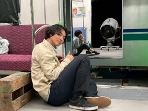 Tao Tsuchiya Instagram - .
おはようございます！
東京は少しずつ、少しずつ
秋を感じるようになりました✨️
住んでいらっしゃる地域はどうですか？
.
早いもので、
#Netflix シリーズ
『 #今際の国のアリス 』シーズン３が
世界独占配信されてから
5日が経ちました♥️♠️♦️♣️
.
そろそろシーズン３のオフショットを
投稿していけたらと思いますが、
シーズン１・２をもう一度観ています！というかたも
たくさんいらっしゃるようなので
シーズン１・２の写真も混ぜていこうかな🤔
.
今回はなかなか会えないアリスとウサギでしたが、
そのぶん、会えたときは嬉しかったなぁ。
この“げぇむ”も大変だったけれど、
だからこそ撮影の合間に
キャストさんたちやスタッフさんたちと
何気ない会話をすることでホッとしていました☺️
そして
その時間が、とても大切だったと思います🙏✨️