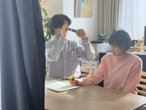 Tao Tsuchiya Instagram - .
こんばんは！
#Netflix シリーズ
『 #今際の国のアリス 』シーズン３が
世界独占配信されました♥️♠️♦️♣️
.
２年前の今頃、
思っていた以上に…とても不安でした。
ウサギとして走れるんだろうか、
いや、その前に
ウサギらしく動けるんだろうか。
.
でも
ウサギと一緒に待ってくれてる人たちがいる。
それだけで踏ん張ろうと思えました。
本当に本当に、
本当にありがとうございます…！！！
.
心に溢れることはたくさんありますが、
今日は木曜日。
週末に向けてゆっくり観ていただき、
ゆっくり感想をいただけたら嬉しいです🙏
.
Thank you for watching.
Let me hear your impressions.🐰
.
写真は、アリスと。
おうちの中の撮影はいろいろな物があるので、
ついつい遊んでみたくなります💡
.