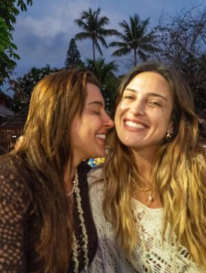 Tatiana Dias Instagram - foi um sonho de verão. literalmente. 
e onda do mar nenhuma vai apagar cada segundo que eu vivi aqui do seu lado. foi uma dessas viagens que a gente conta pros netos, amigos, em entrevistas, na rádio .. dessas que marcam a vida mesmo. 

O Hawaii, uau! que lugar inenarrável! Nunca vi nada tão incrível.
Mas acima de tudo o que eu vi lá, eu vi a gente construir uma nova fase da nossa vida. 

eu vi a gente se amar muito, se apoiar, se ajudar, se divertir, se ouvir, encontrar os nossos pontos em comum e de acordo. 
Eu vi a gente ficar imensa como casal. 
Eu vi, no amor da minha vida, além de tudo, a melhor cia do mundo. 

eu me vi completa, agradecida, sorrindo com a alma. 

eu vi um sonho de verão se realizar, mas acima disso, vivo um sonho de encontrar a pessoa que eu sempre quis, bem aqui, do meu lado. 

eu não sabia que era possível me apaixonar mais por você, mas depois dessa viagem, descobri que é sim! 

vi a gente viver dias lindos e perfeitos aqui, mas agora, sentada do seu lado indo embora pra nossa casa, juntas, vejo o quanto estamos prontas e completas pra viver os próximos passos dessa vida linda. Juntas. Grudadas. e apaixonadas. 

Eu te amo demais! obrigada por tudo. ❤️