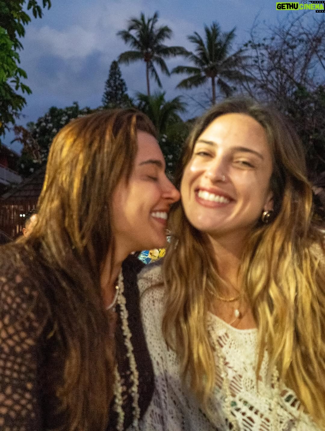 Tatiana Dias - 111.8K Likes - foi um sonho de verão. literalmente. 
e onda do mar nenhuma vai apagar cada segundo que eu vivi aqui do seu lado. foi uma dessas viagens que a gente conta pros netos, amigos, em entrevistas, na rádio .. dessas que marcam a vida mesmo. 

O Hawaii, uau! que lugar inenarrável! Nunca vi nada tão incrível.
Mas acima de tudo o que eu vi lá, eu vi a gente construir uma nova fase da nossa vida. 

eu vi a gente se amar muito, se apoiar, se ajudar, se divertir, se ouvir, encontrar os nossos pontos em comum e de acordo. 
Eu vi a gente ficar imensa como casal. 
Eu vi, no amor da minha vida, além de tudo, a melhor cia do mundo. 

eu me vi completa, agradecida, sorrindo com a alma. 

eu vi um sonho de verão se realizar, mas acima disso, vivo um sonho de encontrar a pessoa que eu sempre quis, bem aqui, do meu lado. 

eu não sabia que era possível me apaixonar mais por você, mas depois dessa viagem, descobri que é sim! 

vi a gente viver dias lindos e perfeitos aqui, mas agora, sentada do seu lado indo embora pra nossa casa, juntas, vejo o quanto estamos prontas e completas pra viver os próximos passos dessa vida linda. Juntas. Grudadas. e apaixonadas. 

Eu te amo demais! obrigada por tudo. ❤️
