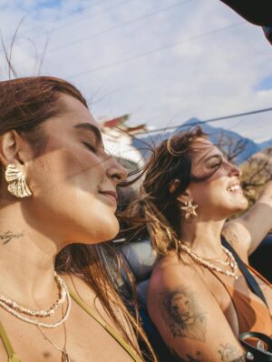 Tatiana Dias Instagram - foi um sonho de verão. literalmente. 
e onda do mar nenhuma vai apagar cada segundo que eu vivi aqui do seu lado. foi uma dessas viagens que a gente conta pros netos, amigos, em entrevistas, na rádio .. dessas que marcam a vida mesmo. 

O Hawaii, uau! que lugar inenarrável! Nunca vi nada tão incrível.
Mas acima de tudo o que eu vi lá, eu vi a gente construir uma nova fase da nossa vida. 

eu vi a gente se amar muito, se apoiar, se ajudar, se divertir, se ouvir, encontrar os nossos pontos em comum e de acordo. 
Eu vi a gente ficar imensa como casal. 
Eu vi, no amor da minha vida, além de tudo, a melhor cia do mundo. 

eu me vi completa, agradecida, sorrindo com a alma. 

eu vi um sonho de verão se realizar, mas acima disso, vivo um sonho de encontrar a pessoa que eu sempre quis, bem aqui, do meu lado. 

eu não sabia que era possível me apaixonar mais por você, mas depois dessa viagem, descobri que é sim! 

vi a gente viver dias lindos e perfeitos aqui, mas agora, sentada do seu lado indo embora pra nossa casa, juntas, vejo o quanto estamos prontas e completas pra viver os próximos passos dessa vida linda. Juntas. Grudadas. e apaixonadas. 

Eu te amo demais! obrigada por tudo. ❤️