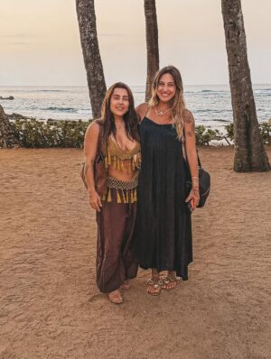 Tatiana Dias Instagram - foi um sonho de verão. literalmente. 
e onda do mar nenhuma vai apagar cada segundo que eu vivi aqui do seu lado. foi uma dessas viagens que a gente conta pros netos, amigos, em entrevistas, na rádio .. dessas que marcam a vida mesmo. 

O Hawaii, uau! que lugar inenarrável! Nunca vi nada tão incrível.
Mas acima de tudo o que eu vi lá, eu vi a gente construir uma nova fase da nossa vida. 

eu vi a gente se amar muito, se apoiar, se ajudar, se divertir, se ouvir, encontrar os nossos pontos em comum e de acordo. 
Eu vi a gente ficar imensa como casal. 
Eu vi, no amor da minha vida, além de tudo, a melhor cia do mundo. 

eu me vi completa, agradecida, sorrindo com a alma. 

eu vi um sonho de verão se realizar, mas acima disso, vivo um sonho de encontrar a pessoa que eu sempre quis, bem aqui, do meu lado. 

eu não sabia que era possível me apaixonar mais por você, mas depois dessa viagem, descobri que é sim! 

vi a gente viver dias lindos e perfeitos aqui, mas agora, sentada do seu lado indo embora pra nossa casa, juntas, vejo o quanto estamos prontas e completas pra viver os próximos passos dessa vida linda. Juntas. Grudadas. e apaixonadas. 

Eu te amo demais! obrigada por tudo. ❤️