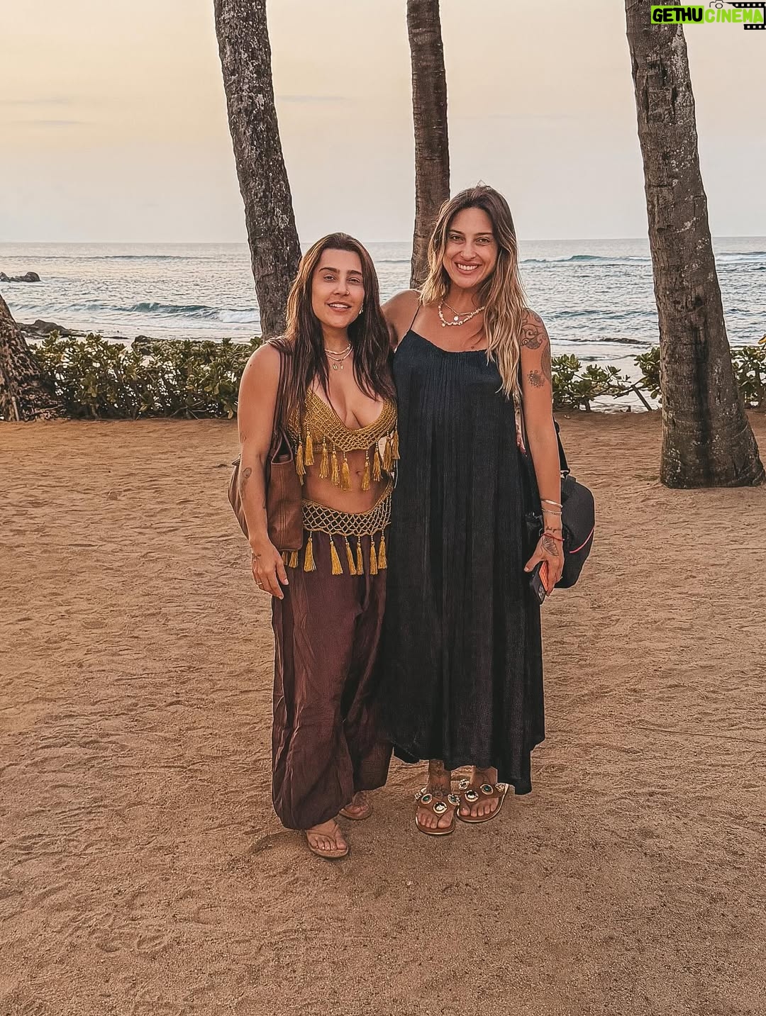 Tatiana Dias - 111.8K Likes - foi um sonho de verão. literalmente. 
e onda do mar nenhuma vai apagar cada segundo que eu vivi aqui do seu lado. foi uma dessas viagens que a gente conta pros netos, amigos, em entrevistas, na rádio .. dessas que marcam a vida mesmo. 

O Hawaii, uau! que lugar inenarrável! Nunca vi nada tão incrível.
Mas acima de tudo o que eu vi lá, eu vi a gente construir uma nova fase da nossa vida. 

eu vi a gente se amar muito, se apoiar, se ajudar, se divertir, se ouvir, encontrar os nossos pontos em comum e de acordo. 
Eu vi a gente ficar imensa como casal. 
Eu vi, no amor da minha vida, além de tudo, a melhor cia do mundo. 

eu me vi completa, agradecida, sorrindo com a alma. 

eu vi um sonho de verão se realizar, mas acima disso, vivo um sonho de encontrar a pessoa que eu sempre quis, bem aqui, do meu lado. 

eu não sabia que era possível me apaixonar mais por você, mas depois dessa viagem, descobri que é sim! 

vi a gente viver dias lindos e perfeitos aqui, mas agora, sentada do seu lado indo embora pra nossa casa, juntas, vejo o quanto estamos prontas e completas pra viver os próximos passos dessa vida linda. Juntas. Grudadas. e apaixonadas. 

Eu te amo demais! obrigada por tudo. ❤️