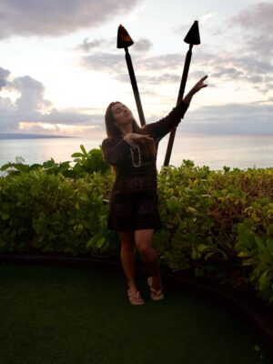 Tatiana Dias Instagram - foi um sonho de verão. literalmente. 
e onda do mar nenhuma vai apagar cada segundo que eu vivi aqui do seu lado. foi uma dessas viagens que a gente conta pros netos, amigos, em entrevistas, na rádio .. dessas que marcam a vida mesmo. 

O Hawaii, uau! que lugar inenarrável! Nunca vi nada tão incrível.
Mas acima de tudo o que eu vi lá, eu vi a gente construir uma nova fase da nossa vida. 

eu vi a gente se amar muito, se apoiar, se ajudar, se divertir, se ouvir, encontrar os nossos pontos em comum e de acordo. 
Eu vi a gente ficar imensa como casal. 
Eu vi, no amor da minha vida, além de tudo, a melhor cia do mundo. 

eu me vi completa, agradecida, sorrindo com a alma. 

eu vi um sonho de verão se realizar, mas acima disso, vivo um sonho de encontrar a pessoa que eu sempre quis, bem aqui, do meu lado. 

eu não sabia que era possível me apaixonar mais por você, mas depois dessa viagem, descobri que é sim! 

vi a gente viver dias lindos e perfeitos aqui, mas agora, sentada do seu lado indo embora pra nossa casa, juntas, vejo o quanto estamos prontas e completas pra viver os próximos passos dessa vida linda. Juntas. Grudadas. e apaixonadas. 

Eu te amo demais! obrigada por tudo. ❤️