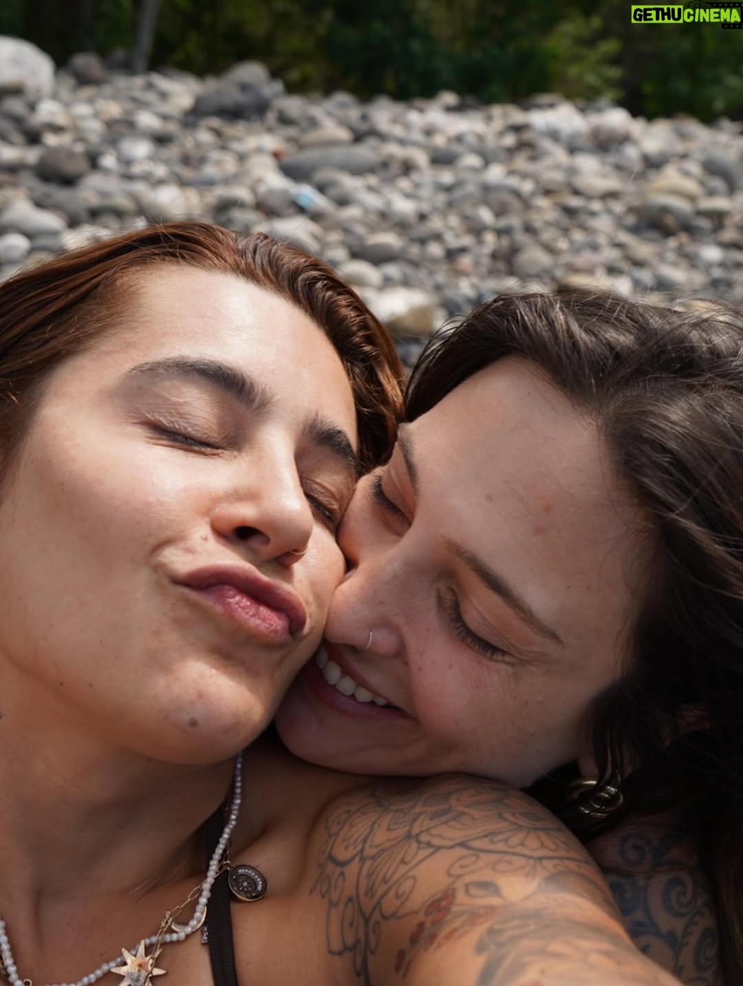 Tatiana Dias - 111.8K Likes - foi um sonho de verão. literalmente. 
e onda do mar nenhuma vai apagar cada segundo que eu vivi aqui do seu lado. foi uma dessas viagens que a gente conta pros netos, amigos, em entrevistas, na rádio .. dessas que marcam a vida mesmo. 

O Hawaii, uau! que lugar inenarrável! Nunca vi nada tão incrível.
Mas acima de tudo o que eu vi lá, eu vi a gente construir uma nova fase da nossa vida. 

eu vi a gente se amar muito, se apoiar, se ajudar, se divertir, se ouvir, encontrar os nossos pontos em comum e de acordo. 
Eu vi a gente ficar imensa como casal. 
Eu vi, no amor da minha vida, além de tudo, a melhor cia do mundo. 

eu me vi completa, agradecida, sorrindo com a alma. 

eu vi um sonho de verão se realizar, mas acima disso, vivo um sonho de encontrar a pessoa que eu sempre quis, bem aqui, do meu lado. 

eu não sabia que era possível me apaixonar mais por você, mas depois dessa viagem, descobri que é sim! 

vi a gente viver dias lindos e perfeitos aqui, mas agora, sentada do seu lado indo embora pra nossa casa, juntas, vejo o quanto estamos prontas e completas pra viver os próximos passos dessa vida linda. Juntas. Grudadas. e apaixonadas. 

Eu te amo demais! obrigada por tudo. ❤️
