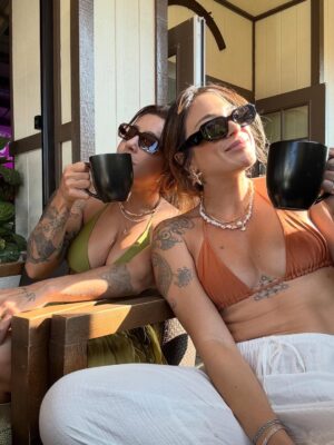 Tatiana Dias Instagram - foi um sonho de verão. literalmente. 
e onda do mar nenhuma vai apagar cada segundo que eu vivi aqui do seu lado. foi uma dessas viagens que a gente conta pros netos, amigos, em entrevistas, na rádio .. dessas que marcam a vida mesmo. 

O Hawaii, uau! que lugar inenarrável! Nunca vi nada tão incrível.
Mas acima de tudo o que eu vi lá, eu vi a gente construir uma nova fase da nossa vida. 

eu vi a gente se amar muito, se apoiar, se ajudar, se divertir, se ouvir, encontrar os nossos pontos em comum e de acordo. 
Eu vi a gente ficar imensa como casal. 
Eu vi, no amor da minha vida, além de tudo, a melhor cia do mundo. 

eu me vi completa, agradecida, sorrindo com a alma. 

eu vi um sonho de verão se realizar, mas acima disso, vivo um sonho de encontrar a pessoa que eu sempre quis, bem aqui, do meu lado. 

eu não sabia que era possível me apaixonar mais por você, mas depois dessa viagem, descobri que é sim! 

vi a gente viver dias lindos e perfeitos aqui, mas agora, sentada do seu lado indo embora pra nossa casa, juntas, vejo o quanto estamos prontas e completas pra viver os próximos passos dessa vida linda. Juntas. Grudadas. e apaixonadas. 

Eu te amo demais! obrigada por tudo. ❤️