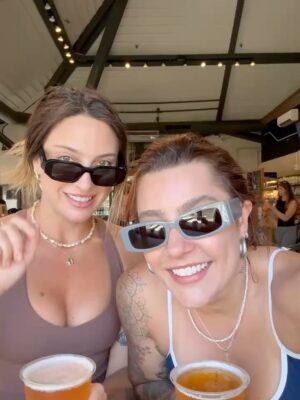 Tatiana Dias Instagram - foi um sonho de verão. literalmente. 
e onda do mar nenhuma vai apagar cada segundo que eu vivi aqui do seu lado. foi uma dessas viagens que a gente conta pros netos, amigos, em entrevistas, na rádio .. dessas que marcam a vida mesmo. 

O Hawaii, uau! que lugar inenarrável! Nunca vi nada tão incrível.
Mas acima de tudo o que eu vi lá, eu vi a gente construir uma nova fase da nossa vida. 

eu vi a gente se amar muito, se apoiar, se ajudar, se divertir, se ouvir, encontrar os nossos pontos em comum e de acordo. 
Eu vi a gente ficar imensa como casal. 
Eu vi, no amor da minha vida, além de tudo, a melhor cia do mundo. 

eu me vi completa, agradecida, sorrindo com a alma. 

eu vi um sonho de verão se realizar, mas acima disso, vivo um sonho de encontrar a pessoa que eu sempre quis, bem aqui, do meu lado. 

eu não sabia que era possível me apaixonar mais por você, mas depois dessa viagem, descobri que é sim! 

vi a gente viver dias lindos e perfeitos aqui, mas agora, sentada do seu lado indo embora pra nossa casa, juntas, vejo o quanto estamos prontas e completas pra viver os próximos passos dessa vida linda. Juntas. Grudadas. e apaixonadas. 

Eu te amo demais! obrigada por tudo. ❤️