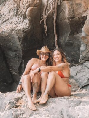 Tatiana Dias Instagram - foi um sonho de verão. literalmente. 
e onda do mar nenhuma vai apagar cada segundo que eu vivi aqui do seu lado. foi uma dessas viagens que a gente conta pros netos, amigos, em entrevistas, na rádio .. dessas que marcam a vida mesmo. 

O Hawaii, uau! que lugar inenarrável! Nunca vi nada tão incrível.
Mas acima de tudo o que eu vi lá, eu vi a gente construir uma nova fase da nossa vida. 

eu vi a gente se amar muito, se apoiar, se ajudar, se divertir, se ouvir, encontrar os nossos pontos em comum e de acordo. 
Eu vi a gente ficar imensa como casal. 
Eu vi, no amor da minha vida, além de tudo, a melhor cia do mundo. 

eu me vi completa, agradecida, sorrindo com a alma. 

eu vi um sonho de verão se realizar, mas acima disso, vivo um sonho de encontrar a pessoa que eu sempre quis, bem aqui, do meu lado. 

eu não sabia que era possível me apaixonar mais por você, mas depois dessa viagem, descobri que é sim! 

vi a gente viver dias lindos e perfeitos aqui, mas agora, sentada do seu lado indo embora pra nossa casa, juntas, vejo o quanto estamos prontas e completas pra viver os próximos passos dessa vida linda. Juntas. Grudadas. e apaixonadas. 

Eu te amo demais! obrigada por tudo. ❤️