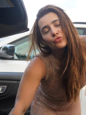 Tatiana Dias Instagram - foi um sonho de verão. literalmente. 
e onda do mar nenhuma vai apagar cada segundo que eu vivi aqui do seu lado. foi uma dessas viagens que a gente conta pros netos, amigos, em entrevistas, na rádio .. dessas que marcam a vida mesmo. 

O Hawaii, uau! que lugar inenarrável! Nunca vi nada tão incrível.
Mas acima de tudo o que eu vi lá, eu vi a gente construir uma nova fase da nossa vida. 

eu vi a gente se amar muito, se apoiar, se ajudar, se divertir, se ouvir, encontrar os nossos pontos em comum e de acordo. 
Eu vi a gente ficar imensa como casal. 
Eu vi, no amor da minha vida, além de tudo, a melhor cia do mundo. 

eu me vi completa, agradecida, sorrindo com a alma. 

eu vi um sonho de verão se realizar, mas acima disso, vivo um sonho de encontrar a pessoa que eu sempre quis, bem aqui, do meu lado. 

eu não sabia que era possível me apaixonar mais por você, mas depois dessa viagem, descobri que é sim! 

vi a gente viver dias lindos e perfeitos aqui, mas agora, sentada do seu lado indo embora pra nossa casa, juntas, vejo o quanto estamos prontas e completas pra viver os próximos passos dessa vida linda. Juntas. Grudadas. e apaixonadas. 

Eu te amo demais! obrigada por tudo. ❤️