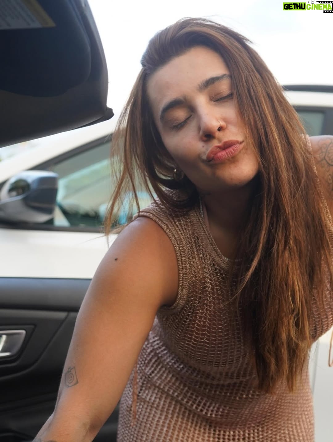 Tatiana Dias - 111.8K Likes - foi um sonho de verão. literalmente. 
e onda do mar nenhuma vai apagar cada segundo que eu vivi aqui do seu lado. foi uma dessas viagens que a gente conta pros netos, amigos, em entrevistas, na rádio .. dessas que marcam a vida mesmo. 

O Hawaii, uau! que lugar inenarrável! Nunca vi nada tão incrível.
Mas acima de tudo o que eu vi lá, eu vi a gente construir uma nova fase da nossa vida. 

eu vi a gente se amar muito, se apoiar, se ajudar, se divertir, se ouvir, encontrar os nossos pontos em comum e de acordo. 
Eu vi a gente ficar imensa como casal. 
Eu vi, no amor da minha vida, além de tudo, a melhor cia do mundo. 

eu me vi completa, agradecida, sorrindo com a alma. 

eu vi um sonho de verão se realizar, mas acima disso, vivo um sonho de encontrar a pessoa que eu sempre quis, bem aqui, do meu lado. 

eu não sabia que era possível me apaixonar mais por você, mas depois dessa viagem, descobri que é sim! 

vi a gente viver dias lindos e perfeitos aqui, mas agora, sentada do seu lado indo embora pra nossa casa, juntas, vejo o quanto estamos prontas e completas pra viver os próximos passos dessa vida linda. Juntas. Grudadas. e apaixonadas. 

Eu te amo demais! obrigada por tudo. ❤️