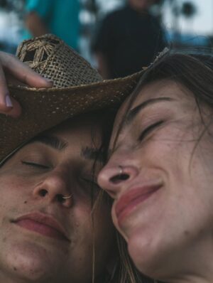 Tatiana Dias Instagram - foi um sonho de verão. literalmente. 
e onda do mar nenhuma vai apagar cada segundo que eu vivi aqui do seu lado. foi uma dessas viagens que a gente conta pros netos, amigos, em entrevistas, na rádio .. dessas que marcam a vida mesmo. 

O Hawaii, uau! que lugar inenarrável! Nunca vi nada tão incrível.
Mas acima de tudo o que eu vi lá, eu vi a gente construir uma nova fase da nossa vida. 

eu vi a gente se amar muito, se apoiar, se ajudar, se divertir, se ouvir, encontrar os nossos pontos em comum e de acordo. 
Eu vi a gente ficar imensa como casal. 
Eu vi, no amor da minha vida, além de tudo, a melhor cia do mundo. 

eu me vi completa, agradecida, sorrindo com a alma. 

eu vi um sonho de verão se realizar, mas acima disso, vivo um sonho de encontrar a pessoa que eu sempre quis, bem aqui, do meu lado. 

eu não sabia que era possível me apaixonar mais por você, mas depois dessa viagem, descobri que é sim! 

vi a gente viver dias lindos e perfeitos aqui, mas agora, sentada do seu lado indo embora pra nossa casa, juntas, vejo o quanto estamos prontas e completas pra viver os próximos passos dessa vida linda. Juntas. Grudadas. e apaixonadas. 

Eu te amo demais! obrigada por tudo. ❤️