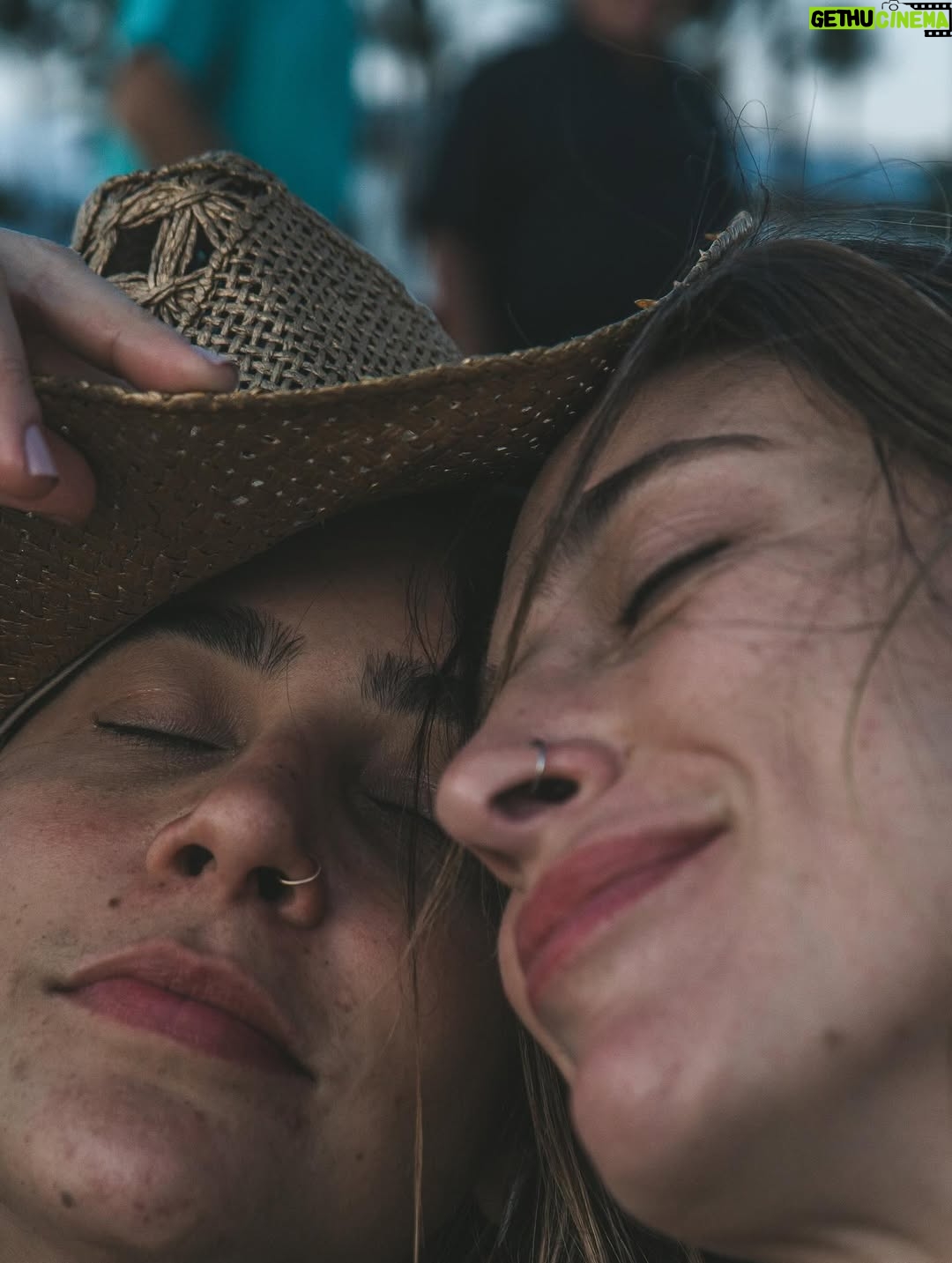 Tatiana Dias - 111.8K Likes - foi um sonho de verão. literalmente. 
e onda do mar nenhuma vai apagar cada segundo que eu vivi aqui do seu lado. foi uma dessas viagens que a gente conta pros netos, amigos, em entrevistas, na rádio .. dessas que marcam a vida mesmo. 

O Hawaii, uau! que lugar inenarrável! Nunca vi nada tão incrível.
Mas acima de tudo o que eu vi lá, eu vi a gente construir uma nova fase da nossa vida. 

eu vi a gente se amar muito, se apoiar, se ajudar, se divertir, se ouvir, encontrar os nossos pontos em comum e de acordo. 
Eu vi a gente ficar imensa como casal. 
Eu vi, no amor da minha vida, além de tudo, a melhor cia do mundo. 

eu me vi completa, agradecida, sorrindo com a alma. 

eu vi um sonho de verão se realizar, mas acima disso, vivo um sonho de encontrar a pessoa que eu sempre quis, bem aqui, do meu lado. 

eu não sabia que era possível me apaixonar mais por você, mas depois dessa viagem, descobri que é sim! 

vi a gente viver dias lindos e perfeitos aqui, mas agora, sentada do seu lado indo embora pra nossa casa, juntas, vejo o quanto estamos prontas e completas pra viver os próximos passos dessa vida linda. Juntas. Grudadas. e apaixonadas. 

Eu te amo demais! obrigada por tudo. ❤️