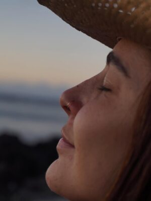 Tatiana Dias Instagram - foi um sonho de verão. literalmente. 
e onda do mar nenhuma vai apagar cada segundo que eu vivi aqui do seu lado. foi uma dessas viagens que a gente conta pros netos, amigos, em entrevistas, na rádio .. dessas que marcam a vida mesmo. 

O Hawaii, uau! que lugar inenarrável! Nunca vi nada tão incrível.
Mas acima de tudo o que eu vi lá, eu vi a gente construir uma nova fase da nossa vida. 

eu vi a gente se amar muito, se apoiar, se ajudar, se divertir, se ouvir, encontrar os nossos pontos em comum e de acordo. 
Eu vi a gente ficar imensa como casal. 
Eu vi, no amor da minha vida, além de tudo, a melhor cia do mundo. 

eu me vi completa, agradecida, sorrindo com a alma. 

eu vi um sonho de verão se realizar, mas acima disso, vivo um sonho de encontrar a pessoa que eu sempre quis, bem aqui, do meu lado. 

eu não sabia que era possível me apaixonar mais por você, mas depois dessa viagem, descobri que é sim! 

vi a gente viver dias lindos e perfeitos aqui, mas agora, sentada do seu lado indo embora pra nossa casa, juntas, vejo o quanto estamos prontas e completas pra viver os próximos passos dessa vida linda. Juntas. Grudadas. e apaixonadas. 

Eu te amo demais! obrigada por tudo. ❤️