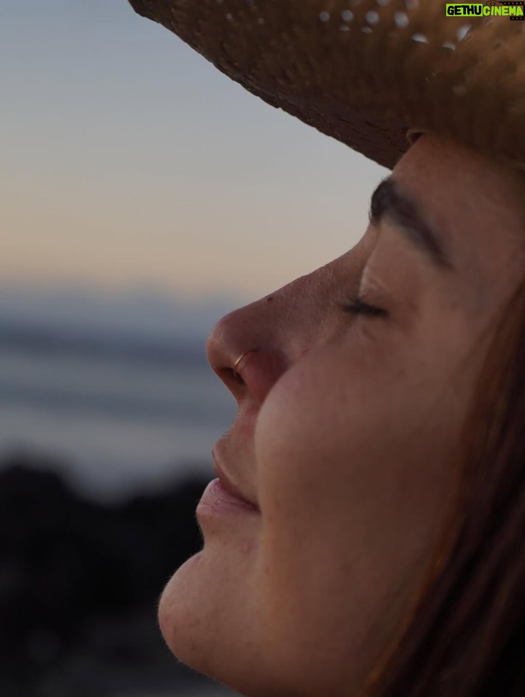 Tatiana Dias - 111.8K Likes - foi um sonho de verão. literalmente. 
e onda do mar nenhuma vai apagar cada segundo que eu vivi aqui do seu lado. foi uma dessas viagens que a gente conta pros netos, amigos, em entrevistas, na rádio .. dessas que marcam a vida mesmo. 

O Hawaii, uau! que lugar inenarrável! Nunca vi nada tão incrível.
Mas acima de tudo o que eu vi lá, eu vi a gente construir uma nova fase da nossa vida. 

eu vi a gente se amar muito, se apoiar, se ajudar, se divertir, se ouvir, encontrar os nossos pontos em comum e de acordo. 
Eu vi a gente ficar imensa como casal. 
Eu vi, no amor da minha vida, além de tudo, a melhor cia do mundo. 

eu me vi completa, agradecida, sorrindo com a alma. 

eu vi um sonho de verão se realizar, mas acima disso, vivo um sonho de encontrar a pessoa que eu sempre quis, bem aqui, do meu lado. 

eu não sabia que era possível me apaixonar mais por você, mas depois dessa viagem, descobri que é sim! 

vi a gente viver dias lindos e perfeitos aqui, mas agora, sentada do seu lado indo embora pra nossa casa, juntas, vejo o quanto estamos prontas e completas pra viver os próximos passos dessa vida linda. Juntas. Grudadas. e apaixonadas. 

Eu te amo demais! obrigada por tudo. ❤️