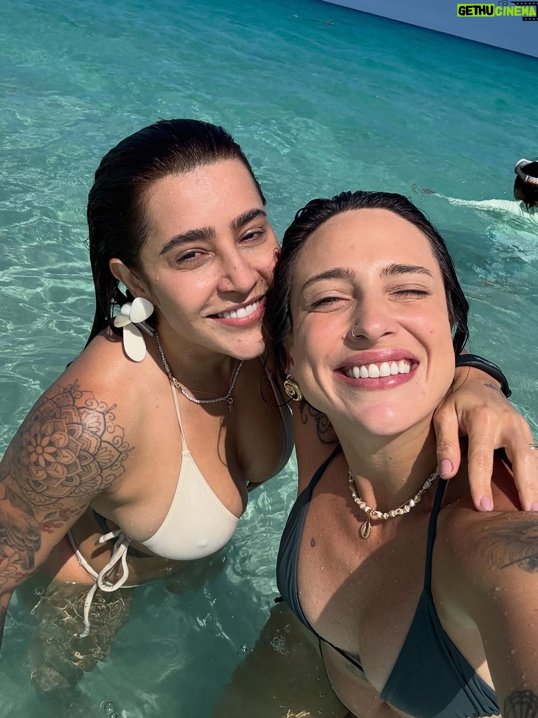Tatiana Dias - 111.8K Likes - foi um sonho de verão. literalmente. 
e onda do mar nenhuma vai apagar cada segundo que eu vivi aqui do seu lado. foi uma dessas viagens que a gente conta pros netos, amigos, em entrevistas, na rádio .. dessas que marcam a vida mesmo. 

O Hawaii, uau! que lugar inenarrável! Nunca vi nada tão incrível.
Mas acima de tudo o que eu vi lá, eu vi a gente construir uma nova fase da nossa vida. 

eu vi a gente se amar muito, se apoiar, se ajudar, se divertir, se ouvir, encontrar os nossos pontos em comum e de acordo. 
Eu vi a gente ficar imensa como casal. 
Eu vi, no amor da minha vida, além de tudo, a melhor cia do mundo. 

eu me vi completa, agradecida, sorrindo com a alma. 

eu vi um sonho de verão se realizar, mas acima disso, vivo um sonho de encontrar a pessoa que eu sempre quis, bem aqui, do meu lado. 

eu não sabia que era possível me apaixonar mais por você, mas depois dessa viagem, descobri que é sim! 

vi a gente viver dias lindos e perfeitos aqui, mas agora, sentada do seu lado indo embora pra nossa casa, juntas, vejo o quanto estamos prontas e completas pra viver os próximos passos dessa vida linda. Juntas. Grudadas. e apaixonadas. 

Eu te amo demais! obrigada por tudo. ❤️
