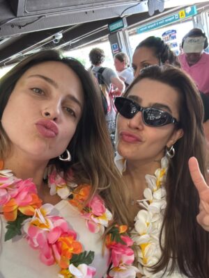 Tatiana Dias Instagram - foi um sonho de verão. literalmente. 
e onda do mar nenhuma vai apagar cada segundo que eu vivi aqui do seu lado. foi uma dessas viagens que a gente conta pros netos, amigos, em entrevistas, na rádio .. dessas que marcam a vida mesmo. 

O Hawaii, uau! que lugar inenarrável! Nunca vi nada tão incrível.
Mas acima de tudo o que eu vi lá, eu vi a gente construir uma nova fase da nossa vida. 

eu vi a gente se amar muito, se apoiar, se ajudar, se divertir, se ouvir, encontrar os nossos pontos em comum e de acordo. 
Eu vi a gente ficar imensa como casal. 
Eu vi, no amor da minha vida, além de tudo, a melhor cia do mundo. 

eu me vi completa, agradecida, sorrindo com a alma. 

eu vi um sonho de verão se realizar, mas acima disso, vivo um sonho de encontrar a pessoa que eu sempre quis, bem aqui, do meu lado. 

eu não sabia que era possível me apaixonar mais por você, mas depois dessa viagem, descobri que é sim! 

vi a gente viver dias lindos e perfeitos aqui, mas agora, sentada do seu lado indo embora pra nossa casa, juntas, vejo o quanto estamos prontas e completas pra viver os próximos passos dessa vida linda. Juntas. Grudadas. e apaixonadas. 

Eu te amo demais! obrigada por tudo. ❤️
