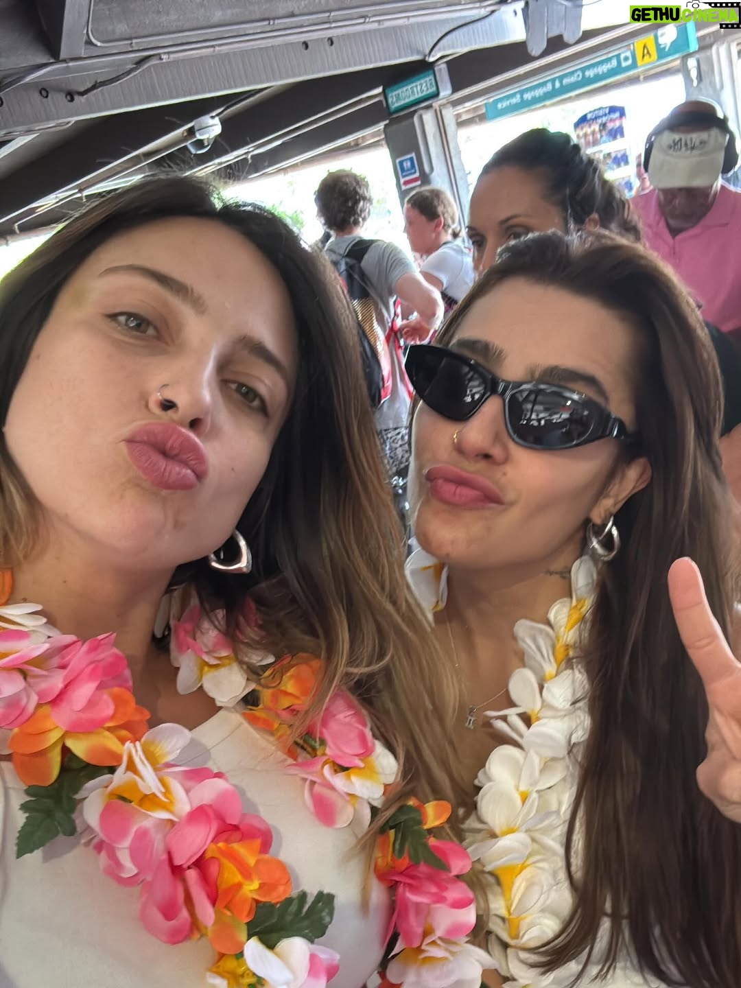 Tatiana Dias - 111.8K Likes - foi um sonho de verão. literalmente. 
e onda do mar nenhuma vai apagar cada segundo que eu vivi aqui do seu lado. foi uma dessas viagens que a gente conta pros netos, amigos, em entrevistas, na rádio .. dessas que marcam a vida mesmo. 

O Hawaii, uau! que lugar inenarrável! Nunca vi nada tão incrível.
Mas acima de tudo o que eu vi lá, eu vi a gente construir uma nova fase da nossa vida. 

eu vi a gente se amar muito, se apoiar, se ajudar, se divertir, se ouvir, encontrar os nossos pontos em comum e de acordo. 
Eu vi a gente ficar imensa como casal. 
Eu vi, no amor da minha vida, além de tudo, a melhor cia do mundo. 

eu me vi completa, agradecida, sorrindo com a alma. 

eu vi um sonho de verão se realizar, mas acima disso, vivo um sonho de encontrar a pessoa que eu sempre quis, bem aqui, do meu lado. 

eu não sabia que era possível me apaixonar mais por você, mas depois dessa viagem, descobri que é sim! 

vi a gente viver dias lindos e perfeitos aqui, mas agora, sentada do seu lado indo embora pra nossa casa, juntas, vejo o quanto estamos prontas e completas pra viver os próximos passos dessa vida linda. Juntas. Grudadas. e apaixonadas. 

Eu te amo demais! obrigada por tudo. ❤️