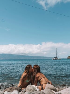 Tatiana Dias Instagram - foi um sonho de verão. literalmente. 
e onda do mar nenhuma vai apagar cada segundo que eu vivi aqui do seu lado. foi uma dessas viagens que a gente conta pros netos, amigos, em entrevistas, na rádio .. dessas que marcam a vida mesmo. 

O Hawaii, uau! que lugar inenarrável! Nunca vi nada tão incrível.
Mas acima de tudo o que eu vi lá, eu vi a gente construir uma nova fase da nossa vida. 

eu vi a gente se amar muito, se apoiar, se ajudar, se divertir, se ouvir, encontrar os nossos pontos em comum e de acordo. 
Eu vi a gente ficar imensa como casal. 
Eu vi, no amor da minha vida, além de tudo, a melhor cia do mundo. 

eu me vi completa, agradecida, sorrindo com a alma. 

eu vi um sonho de verão se realizar, mas acima disso, vivo um sonho de encontrar a pessoa que eu sempre quis, bem aqui, do meu lado. 

eu não sabia que era possível me apaixonar mais por você, mas depois dessa viagem, descobri que é sim! 

vi a gente viver dias lindos e perfeitos aqui, mas agora, sentada do seu lado indo embora pra nossa casa, juntas, vejo o quanto estamos prontas e completas pra viver os próximos passos dessa vida linda. Juntas. Grudadas. e apaixonadas. 

Eu te amo demais! obrigada por tudo. ❤️