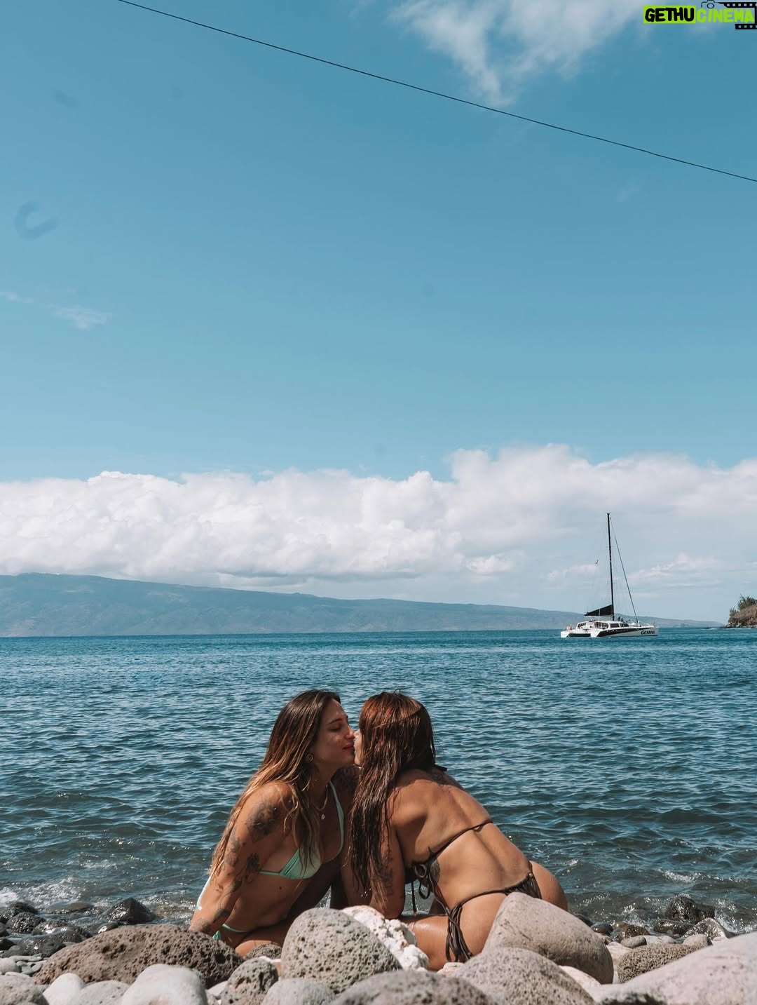 Tatiana Dias - 111.8K Likes - foi um sonho de verão. literalmente. 
e onda do mar nenhuma vai apagar cada segundo que eu vivi aqui do seu lado. foi uma dessas viagens que a gente conta pros netos, amigos, em entrevistas, na rádio .. dessas que marcam a vida mesmo. 

O Hawaii, uau! que lugar inenarrável! Nunca vi nada tão incrível.
Mas acima de tudo o que eu vi lá, eu vi a gente construir uma nova fase da nossa vida. 

eu vi a gente se amar muito, se apoiar, se ajudar, se divertir, se ouvir, encontrar os nossos pontos em comum e de acordo. 
Eu vi a gente ficar imensa como casal. 
Eu vi, no amor da minha vida, além de tudo, a melhor cia do mundo. 

eu me vi completa, agradecida, sorrindo com a alma. 

eu vi um sonho de verão se realizar, mas acima disso, vivo um sonho de encontrar a pessoa que eu sempre quis, bem aqui, do meu lado. 

eu não sabia que era possível me apaixonar mais por você, mas depois dessa viagem, descobri que é sim! 

vi a gente viver dias lindos e perfeitos aqui, mas agora, sentada do seu lado indo embora pra nossa casa, juntas, vejo o quanto estamos prontas e completas pra viver os próximos passos dessa vida linda. Juntas. Grudadas. e apaixonadas. 

Eu te amo demais! obrigada por tudo. ❤️