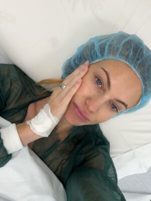 Taylor Mega Instagram - Giornata intensa. Ho appena fatto il prelievo per il congelamento degli ovuli, un percorso che ho scelto per me stessa, per il mio futuro e si spera domani per un/a futuro/a mini me.

Il risultato? Un solo ovulo buono. Non è quello che speravo dopo tutte le siringhe, gli ormoni, e l’attesa. 
Probabilmente dovrò ricominciare tutto da capo - un altro ciclo, altre iniezioni, altra pazienza.
È un momento di sconforto, non lo nascondo. Ma è anche un momento di speranza (1 è sempre meglio di niente).

Prendersi cura di sé stesse a volte significa affrontare percorsi difficili, risultati che non sono quelli sperati, e trovare comunque la forza dentro di se.
A tutte le donne che stanno affrontando questo viaggio: vi vedo e vi capisco. 
Non siamo sole. 💙 volevo ringraziare anche Je che mi sta sempre vicina e tutte voi che mi avete lasciato un sacco di commenti positivi e mi avete fatto semtire il vostro calore 🫶🏻