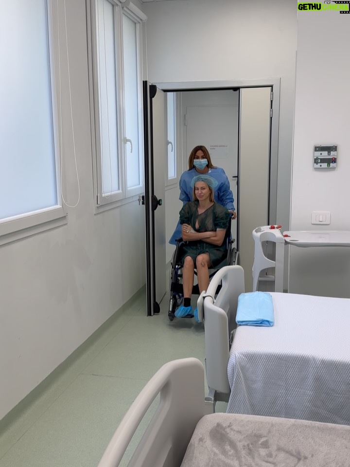 Taylor Mega - 161.5K Likes - Giornata intensa. Ho appena fatto il prelievo per il congelamento degli ovuli, un percorso che ho scelto per me stessa, per il mio futuro e si spera domani per un/a futuro/a mini me.

Il risultato? Un solo ovulo buono. Non è quello che speravo dopo tutte le siringhe, gli ormoni, e l’attesa. 
Probabilmente dovrò ricominciare tutto da capo - un altro ciclo, altre iniezioni, altra pazienza.
È un momento di sconforto, non lo nascondo. Ma è anche un momento di speranza (1 è sempre meglio di niente).

Prendersi cura di sé stesse a volte significa affrontare percorsi difficili, risultati che non sono quelli sperati, e trovare comunque la forza dentro di se.
A tutte le donne che stanno affrontando questo viaggio: vi vedo e vi capisco. 
Non siamo sole. 💙 volevo ringraziare anche Je che mi sta sempre vicina e tutte voi che mi avete lasciato un sacco di commenti positivi e mi avete fatto semtire il vostro calore 🫶🏻