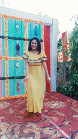 Teena Rathore Instagram - When you're ready for anchor show and have time to make reel..... Tum Tum
#tumtum #tumtumsong #anchorlife #anchorshow #weddingemcee #weddingseason #indianwedding #weddinginspiration #funmood #instamoment #instareels #instagood