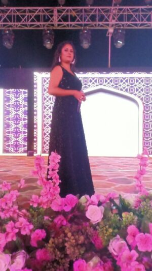 Teena Rathore Instagram - Fun before starting the show......
#anchorlife #anchorshow #weddinganchor #weddingseason #weddingemcee #anchoring #jodhpuranchor #jodhpuremcee #rajasthananchors #weddinginspiration #indianwedding #anchorshow #jodhpurdiaries #jaisalmerdiaries #udaipurdairies #jaipurdiaries