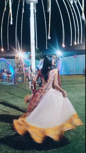 Teena Rathore Instagram - Kaam ke saath saath reels bhi jaruri hai aaj kalšš
Just for Fun...
Hosted Sangeet Ceremony at Mutha Family.
#hosting #anchorshow #theteenarathore #amrindergill