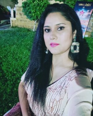 Teena Rathore Instagram - To enjoy the light we need darkness.
#beyourself #loveyourself #liveperformance #anchorshow #anchorlife #jodhpuri_chhorii #jodhpuranchor #jaisalmerdiaries #triplovers #weddinganchor #weddingseason #weddingemcee
