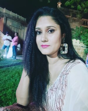 Teena Rathore Instagram - To enjoy the light we need darkness.
#beyourself #loveyourself #liveperformance #anchorshow #anchorlife #jodhpuri_chhorii #jodhpuranchor #jaisalmerdiaries #triplovers #weddinganchor #weddingseason #weddingemcee