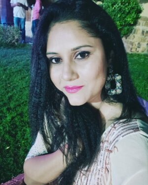 Teena Rathore Instagram - To enjoy the light we need darkness.
#beyourself #loveyourself #liveperformance #anchorshow #anchorlife #jodhpuri_chhorii #jodhpuranchor #jaisalmerdiaries #triplovers #weddinganchor #weddingseason #weddingemcee