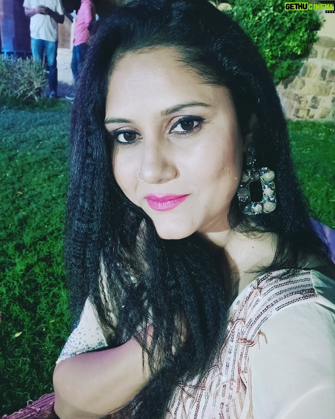 Teena Rathore - 632 Likes - To enjoy the light we need darkness.
#beyourself #loveyourself #liveperformance #anchorshow #anchorlife #jodhpuri_chhorii #jodhpuranchor #jaisalmerdiaries #triplovers #weddinganchor #weddingseason #weddingemcee