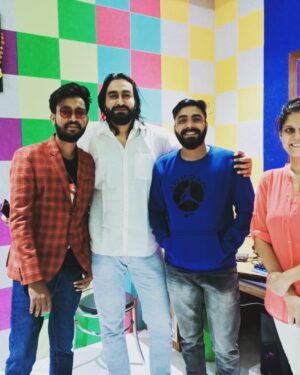 Teena Rathore Instagram - Recording session with @mr.haiyatkhan at our The Fiddle Studio.
Combination of Talent and decency.
We are coming with our different project.
@thefiddlestudio
@samratchouhanofficial_
@sawanpal7 @nitesh_mevara_
#newsong #songalert #recordingstudio #thefiddlestudio #musicstudio #musician #musicproducer
