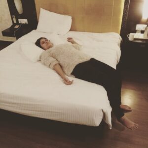 Teena Rathore Instagram - My condition before getting ready for the show after five hours of driving. But
Show Must Go On.
#anchorlife
#anchorshow #jodhpuri_chhorii #jodhpurdiaries #jodhpurite #udaipurdairies #loveyourself #emcee #emceejodhpur #hosting