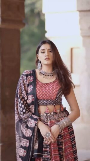 Teesha Sikri Instagram - Jhume Re Gori🖤
shot by @sachin_cinematix
.
.
.
.
.
.
.
Dandiya Night | Garba | Outfit | Rajasthani | Gujju | Navratri | Ghaghra Choli | Lehenga | Makeup | Fashion | Trending | Concept Shoot | Festive Season | Festivals | Wedding | Viral | Reels
#jhumeregori #navratri #navratrireels #dandiyanight #dandiya #outfitinspo #garba #rajasthanilook #dholida #chogada #foryou #festiveseason #reelsindia #explorepage #trendingnow #foryoupage #explore #viral