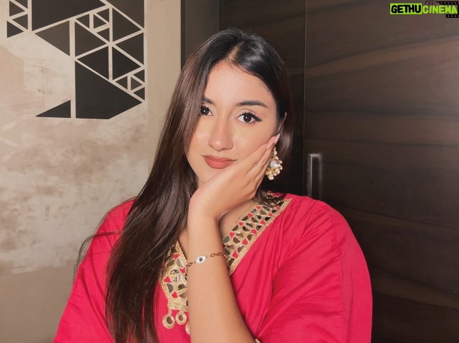 Teesha Sikri - 1.1K Likes - baaton me teri mai raatein bitaau💓