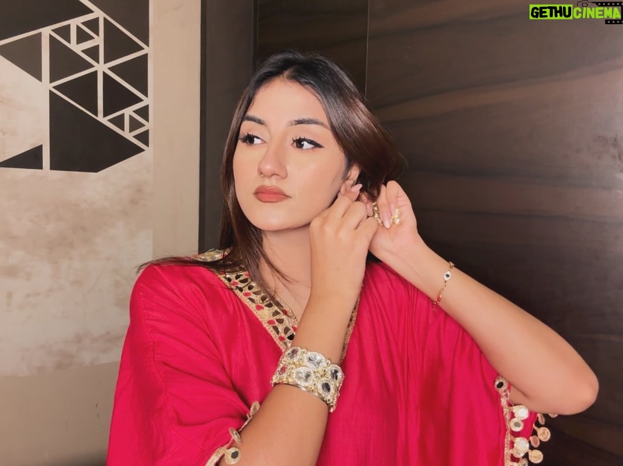 Teesha Sikri - 1.1K Likes - baaton me teri mai raatein bitaau💓