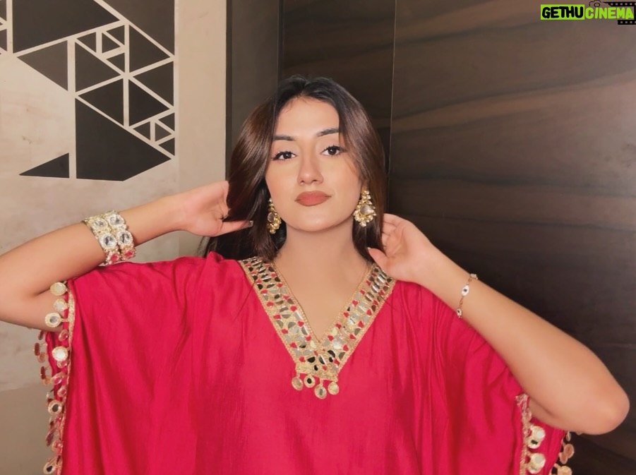 Teesha Sikri - 1.1K Likes - baaton me teri mai raatein bitaau💓