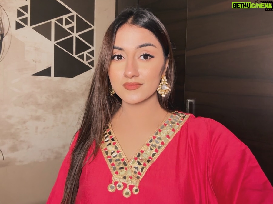 Teesha Sikri - 1.1K Likes - baaton me teri mai raatein bitaau💓