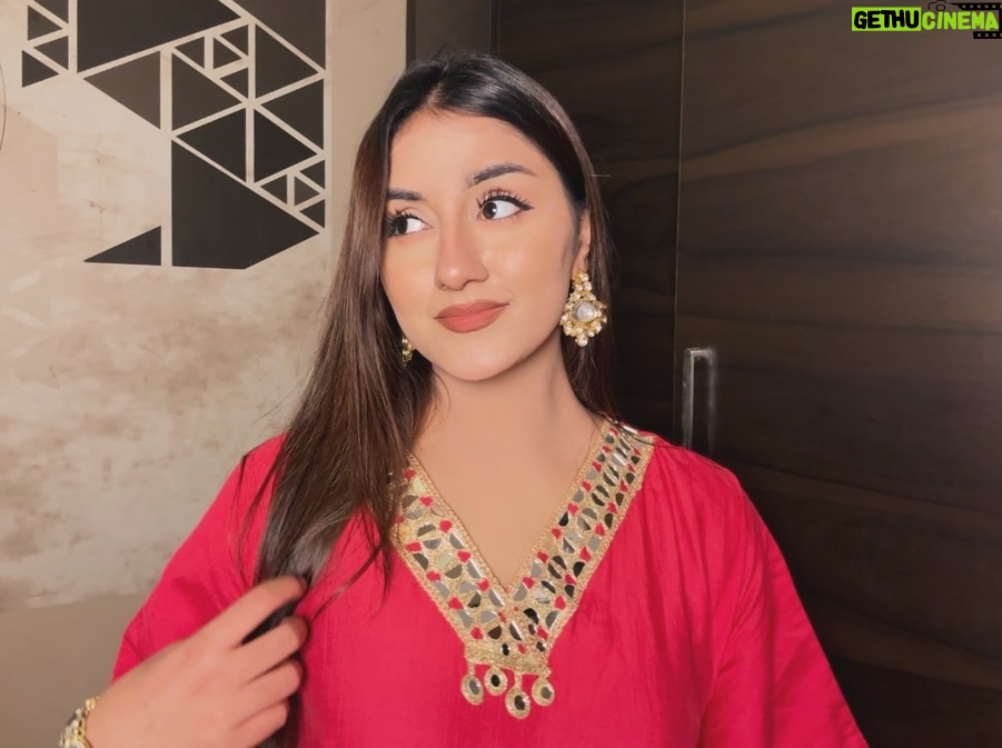 Teesha Sikri - 1.1K Likes - baaton me teri mai raatein bitaau💓