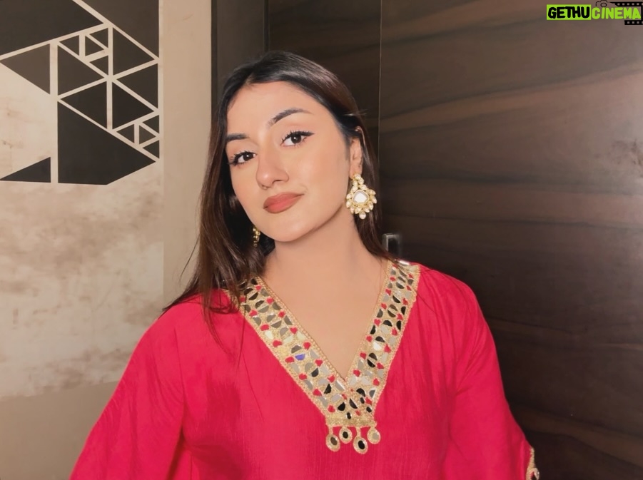 Teesha Sikri - 1.1K Likes - baaton me teri mai raatein bitaau💓