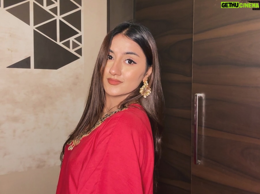 Teesha Sikri - 1.1K Likes - baaton me teri mai raatein bitaau💓