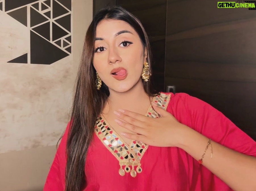 Teesha Sikri - 1.1K Likes - baaton me teri mai raatein bitaau💓