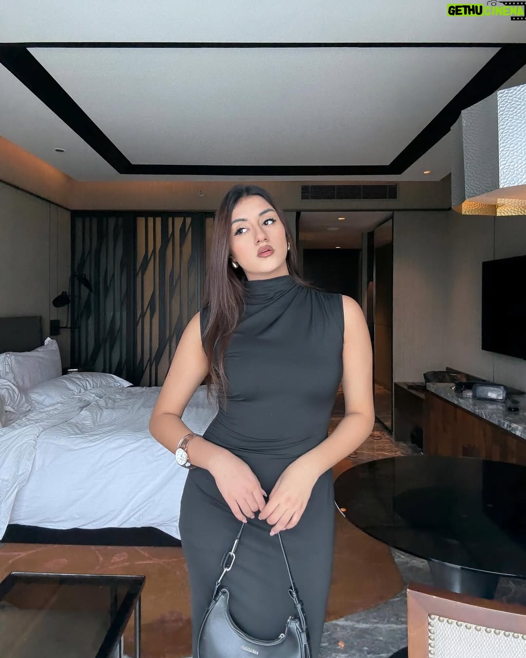 Teesha Sikri - 1.2K Likes - look at you looking at me