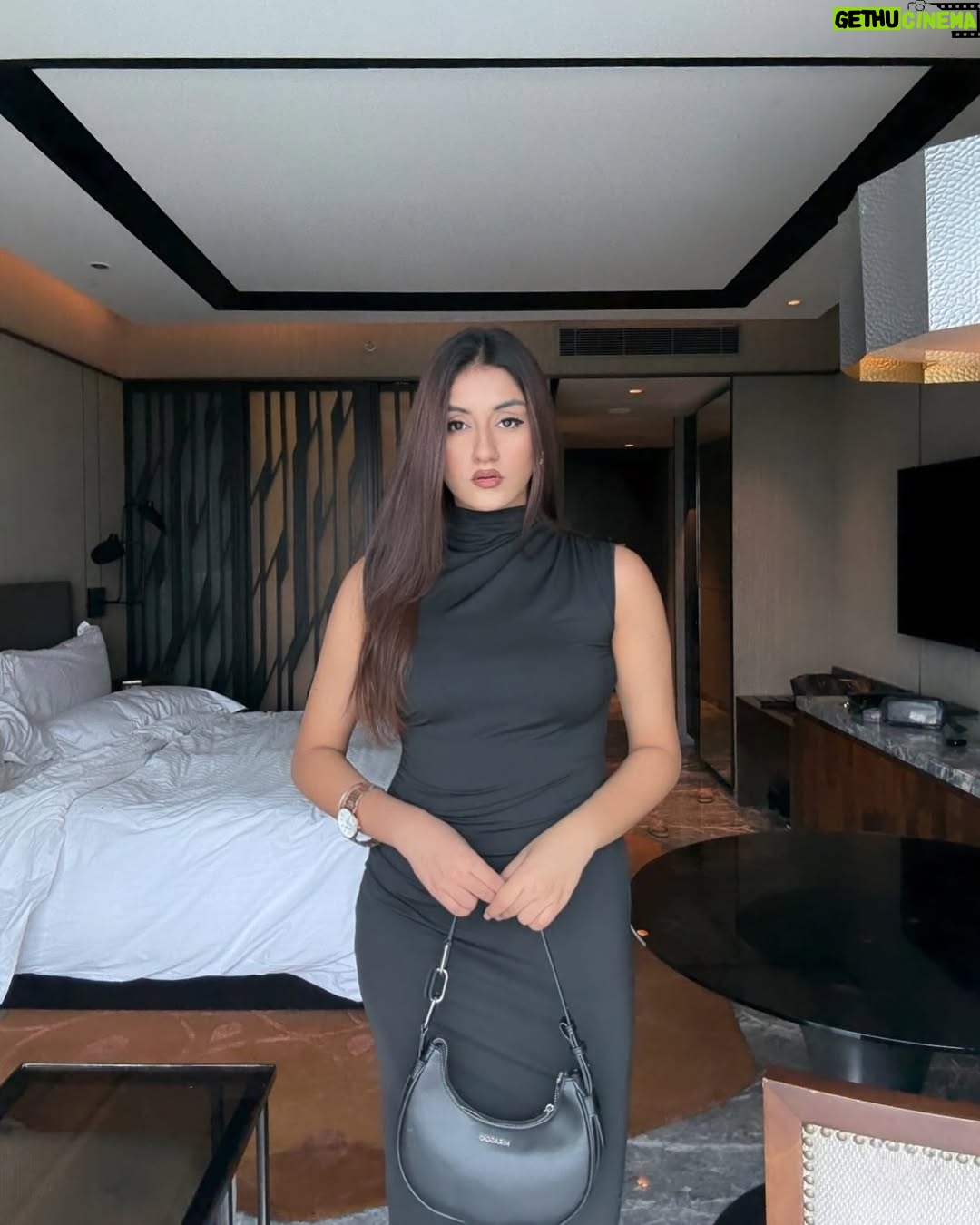 Teesha Sikri - 1.2K Likes - look at you looking at me