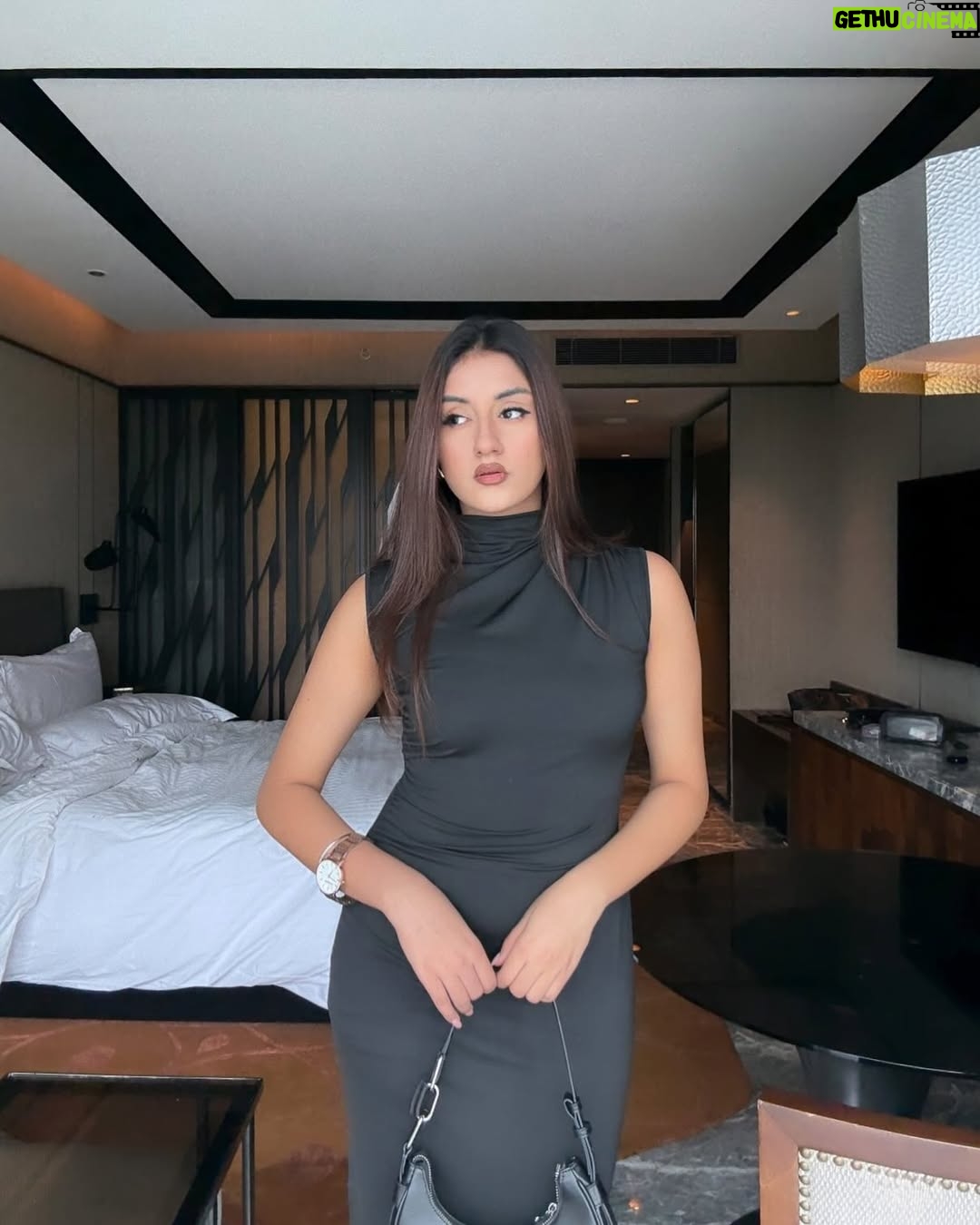 Teesha Sikri - 1.2K Likes - look at you looking at me