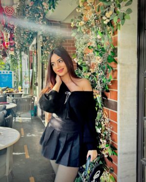 Teeya Chawla Instagram - winter sun 🌻☀️🍯💛