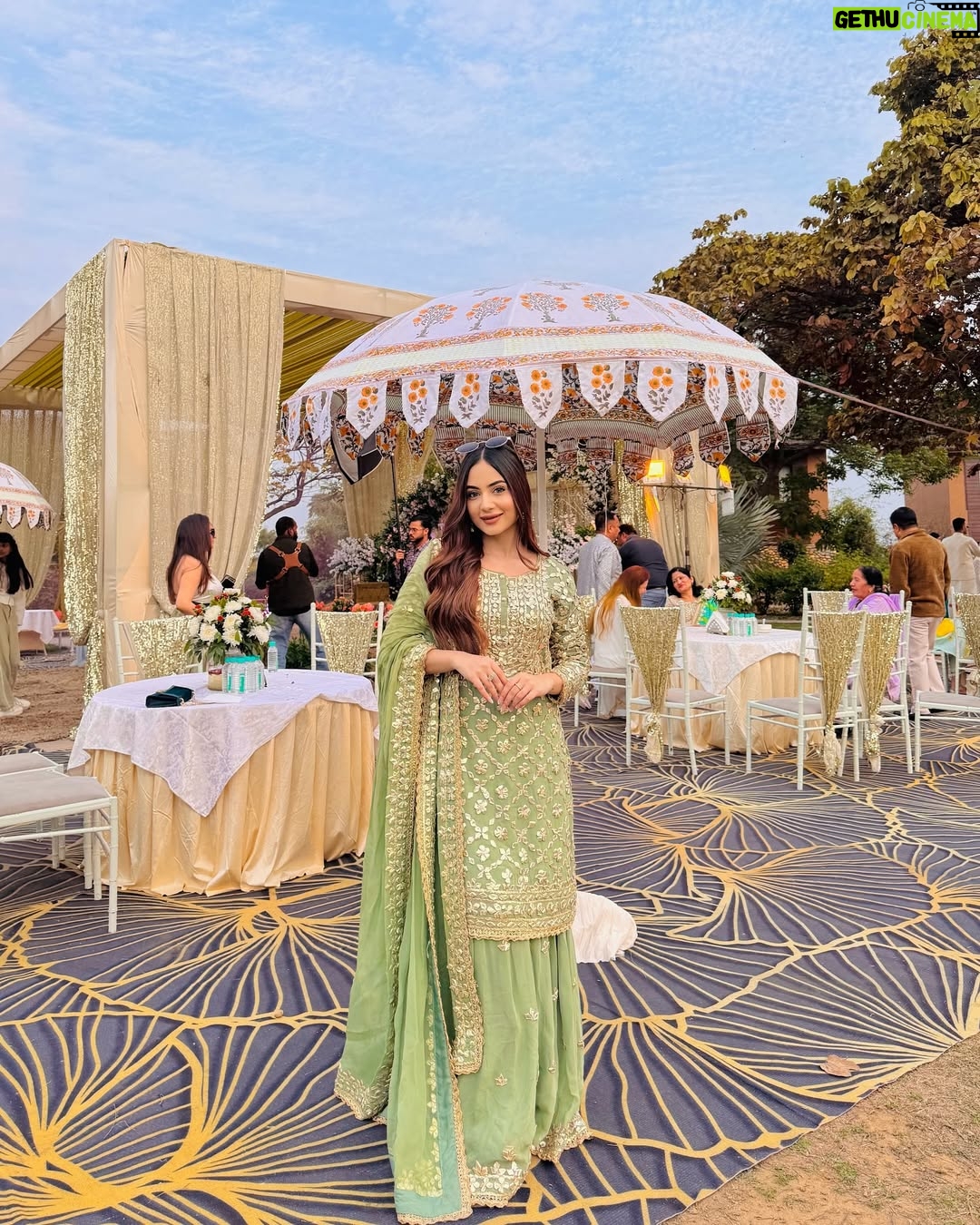 Teeya Chawla - 2.7K Likes - 🍃🌙🪞🪷✨📜✋🏽🌿🏵

outfit @mauvestory