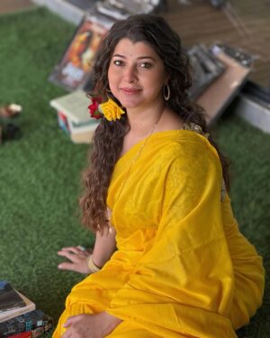 Tejaswini Pandit Instagram - माझ्या मागे टाकलेल्या फोटो मध्ये प्रॉमिस केल्यानुसार तुमची आणि माझी आवड जुळणारं एक गाणं मी माझ्या पुढच्या फोटोसाठी लावणार.
अनेक जणांनी हेच गाणं सुचवलं 💖
अनिल अरुण ह्यांनी compose केलेलं आणि सुरेश वाडकर सरांनी गायलेलं हे अजरामर गाणं…! 
साधेपणात काय गंमत असते नाही ??